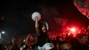 Multid&atilde;o de vasca&iacute;nos recebe Payet com festa no aeroporto internacional do Rio