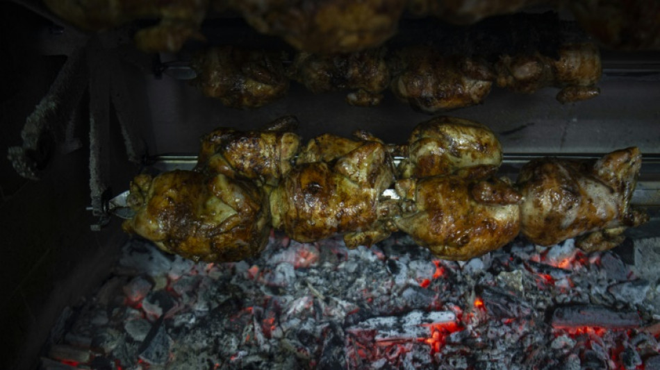 36-J&auml;hriger z&uuml;ndet in Bank &Uuml;berweisungstr&auml;ger an und br&auml;t H&auml;hnchen dar&uuml;ber