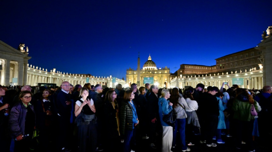 Fast 20.000 Menschen nehmen am ersten Tag der Aufbahrung im Petersdom Abschied vom Papst