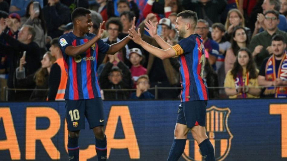 El Real Madrid abre la puerta al t&iacute;tulo del Barcelona, el Elche baja a Segunda 
