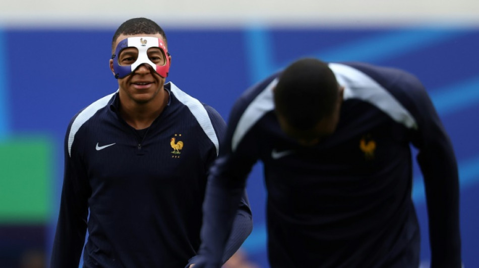 Euro-2024: Mbapp&eacute; &agrave; l'entra&icirc;nement avec un masque bleu-blanc-rouge &agrave; la veille de France - Pays-Bas