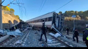 Chefe de governo espanhol promete 'transpar&ecirc;ncia absoluta' sobre causas de acidente ferrovi&aacute;rio