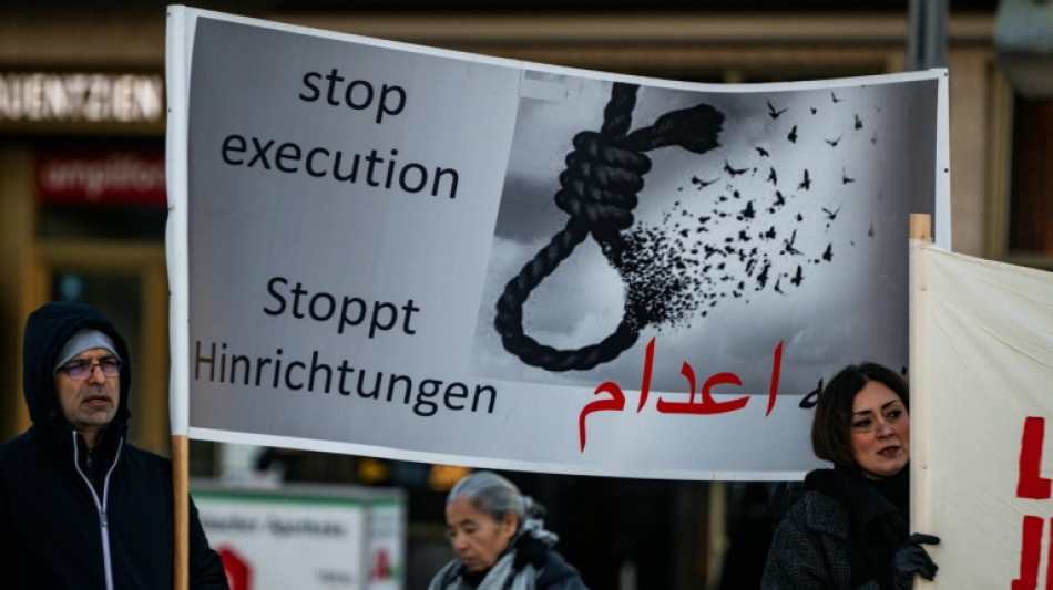 Manifestante iraniano acusado de matar policial corre risco de ser executado (ONG)