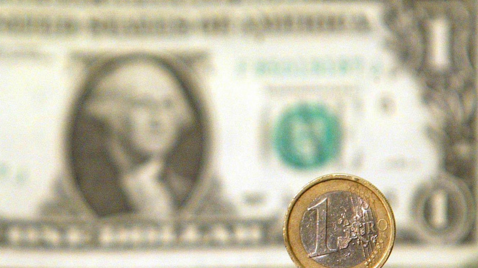 L'euro &egrave; ancora in calo sul dollaro a 1,1578