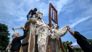Escultor s&iacute;rio destr&oacute;i uma de suas obras em frente &agrave; sede da ONU, em mem&oacute;ria dos desaparecidos