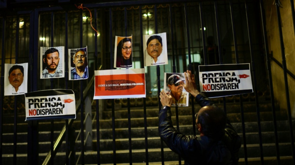 Periodistas protestan por ataques y asesinatos de compa&ntilde;eros en M&eacute;xico