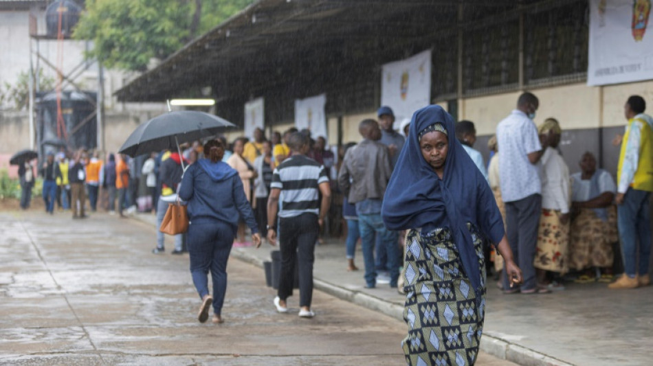 Mo&ccedil;ambique encerra vota&ccedil;&atilde;o para eleger presidente e Parlamento em clima de tens&atilde;o