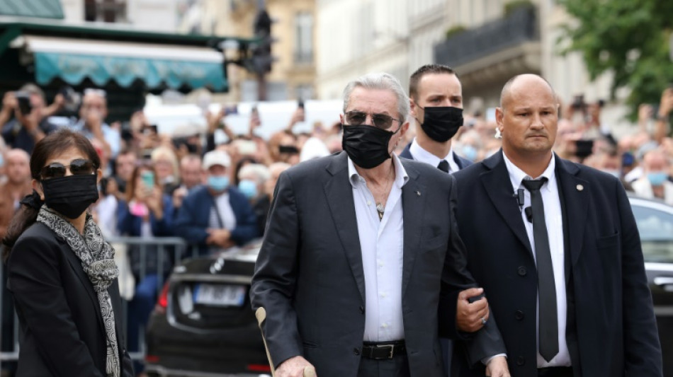 Pol&iacute;cia francesa revista casa de ex-assistente de Alain Delon, denunciada por ass&eacute;dio moral