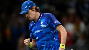 Alcaraz avanza a octavos en Par&iacute;s-Bercy, Medvedev eliminado