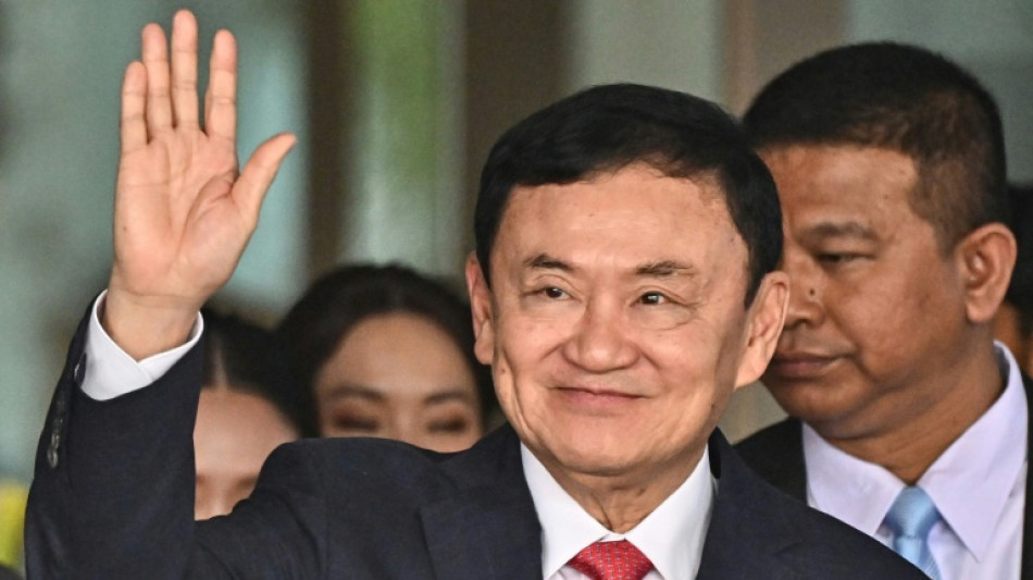 Tha&iuml;lande: le roi all&egrave;ge la peine de prison de l'ancien Premier ministre Thaksin Shinawatra