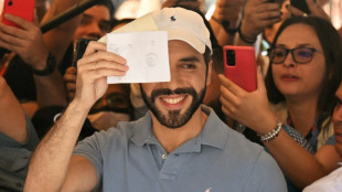 Bukele vota a la espera de su reelecci&oacute;n en El Salvador