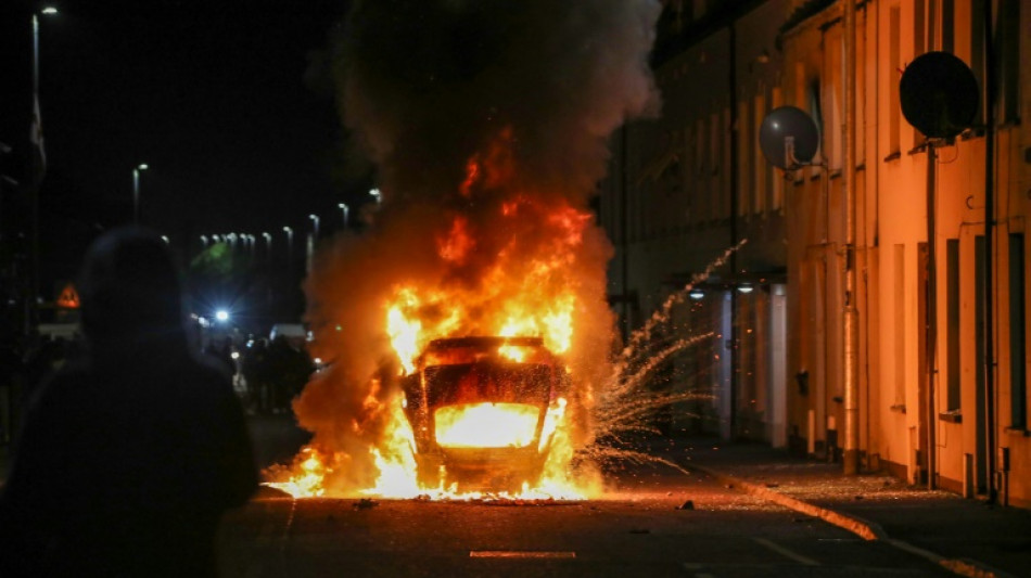 Seis detenidos y diecisiete polic&iacute;as heridos por disturbios de car&aacute;cter racista en Irlanda del Norte