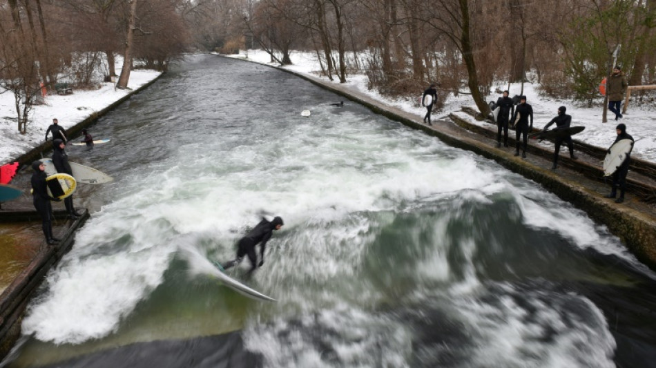 Nach tödlichem Surfunfall auf Eisbach: Ermittler in München suchen Flussbett ab