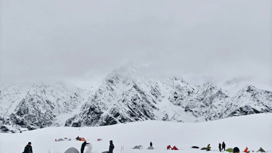 Centenas de alpinistas resgatados no Everest ap&oacute;s forte nevasca na China