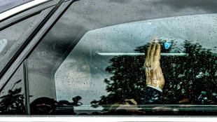 Ex-primeiro-ministro italiano Berlusconi deixa hospital ap&oacute;s seis semanas