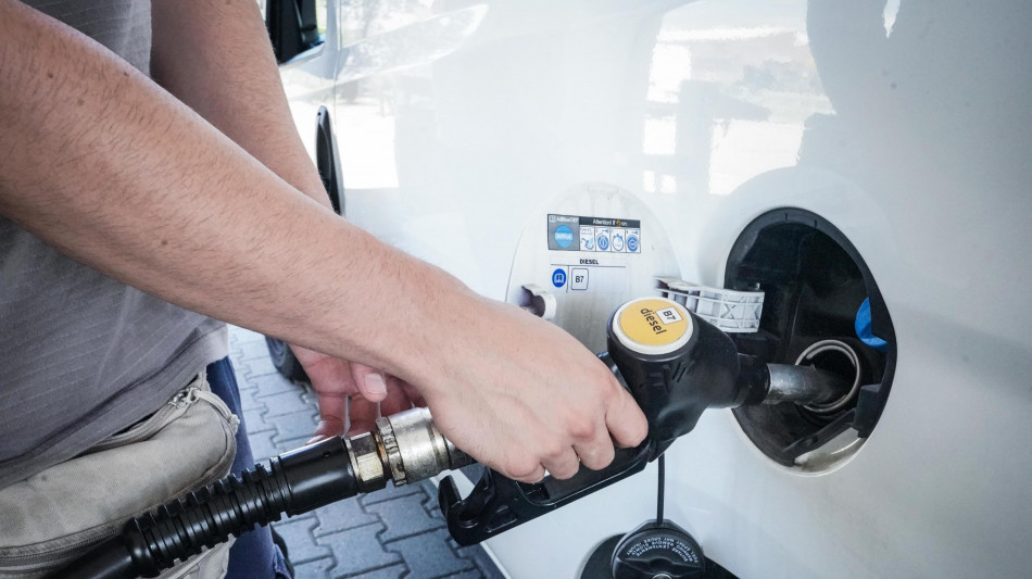 Ancora gi&ugrave; prezzi dei carburanti, verde al self a 1,697 euro