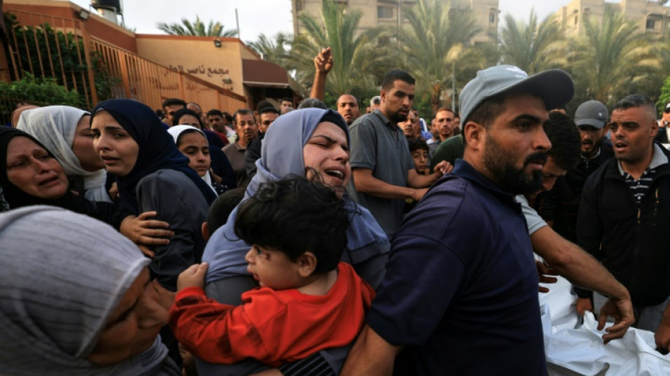 Palestinos v&atilde;o a hospital em Gaza para identificar familiares