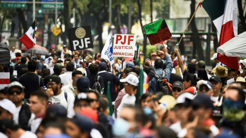 Manifestantes invadem Senado do M&eacute;xico e interrompem debate sobre reforma judicial
