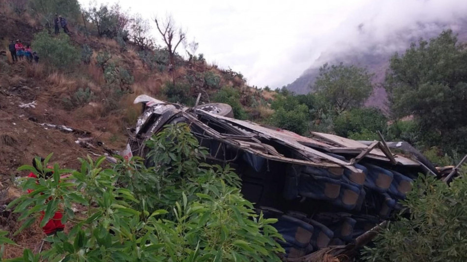 Bus cade in un burrone in Per&ugrave;, almeno 15 morti e 30 feriti