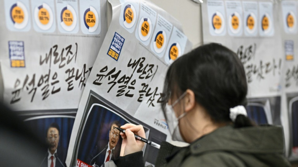 Justi&ccedil;a sul-coreana pro&iacute;be sa&iacute;da do pa&iacute;s de comandantes da pol&iacute;cia por lei marcial