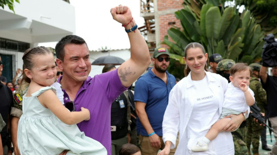 Pr&eacute;sidentielle en Equateur: Noboa d&eacute;clar&eacute; vainqueur, sa rivale conteste les r&eacute;sultats