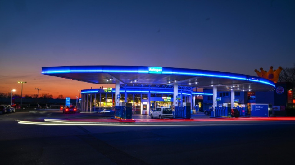 Sprit auf "hohem Niveau" wieder leicht billiger - Preisdebatte schwelt aber weiter