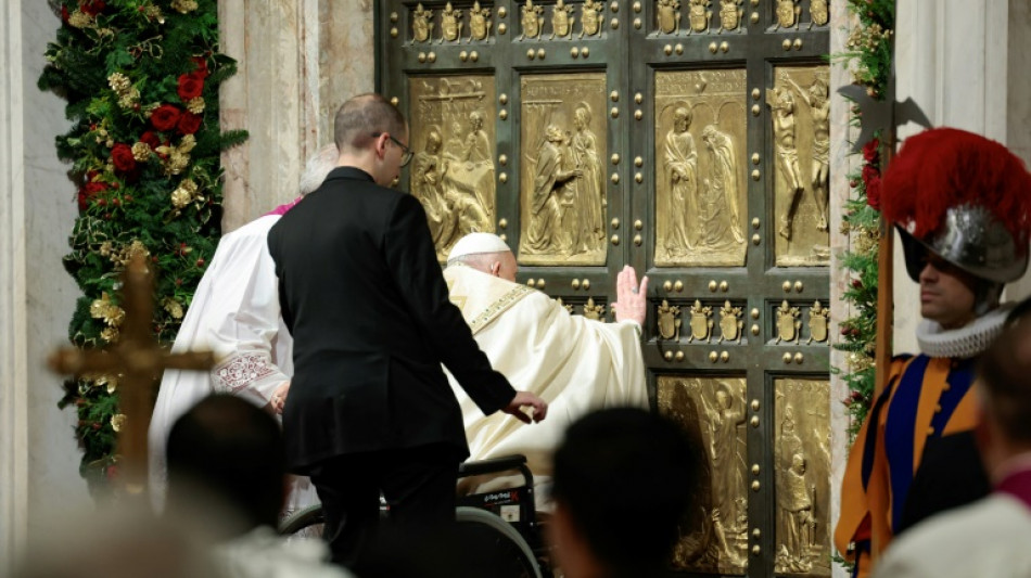 Papst Franziskus l&auml;utet Heiliges Jahr ein und feiert Christmette