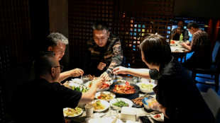 Les P&eacute;kinois f&ecirc;tent la r&eacute;ouverture des restaurants