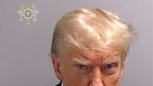 Trump tira proveito da hist&oacute;rica foto de sua ficha policial