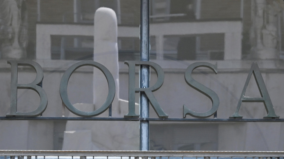 Borsa: Milano verso la parit&agrave; (-0,15%) con Stellantis ed Eni