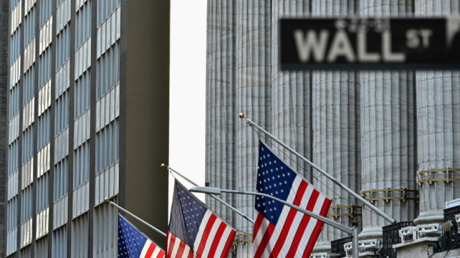Wall Street ouvre en baisse, plomb&eacute;e par les taux et prudente avant la Fed