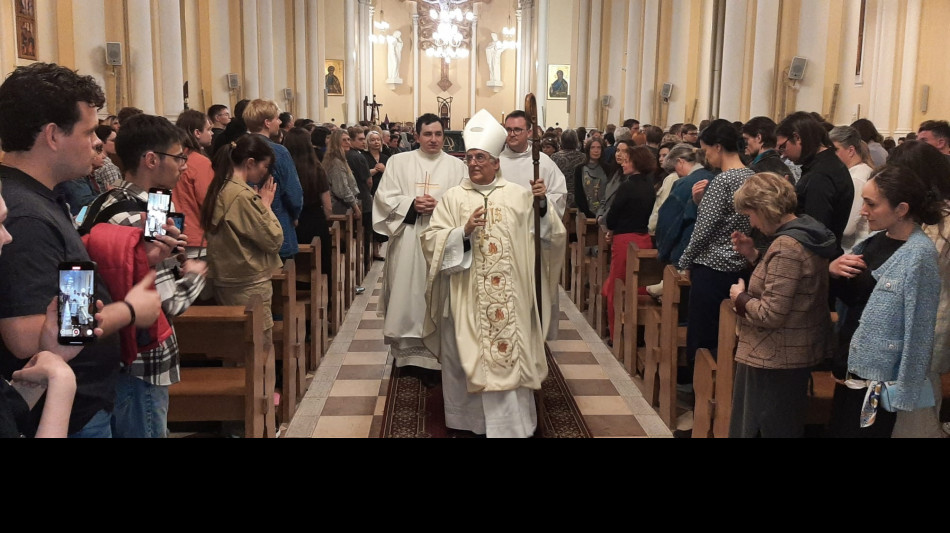 Folla alla messa per Papa Francesco nella cattedrale di Mosca
