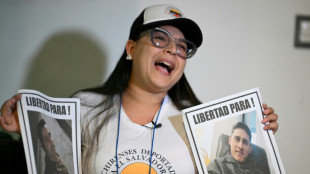 El Salvador frustra la ilusi&oacute;n de familiares de venezolanos de verlos en la megaprisi&oacute;n