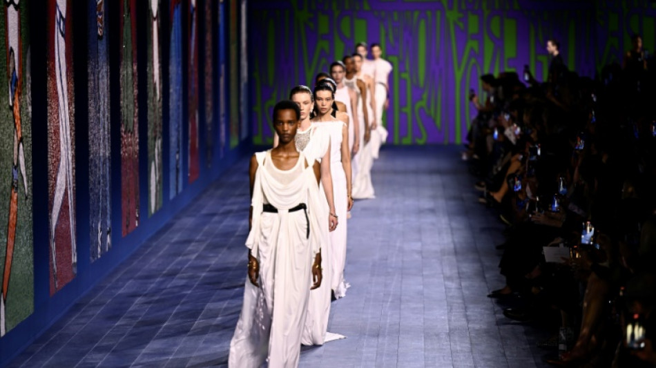 Dior invoca deusas do Olimpo, Iris Van Herpen opta por exibição estática