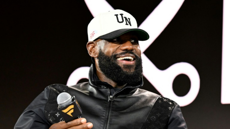 LeBron James seguir&aacute; no Lakers para sua 23&ordf; temporada na NBA