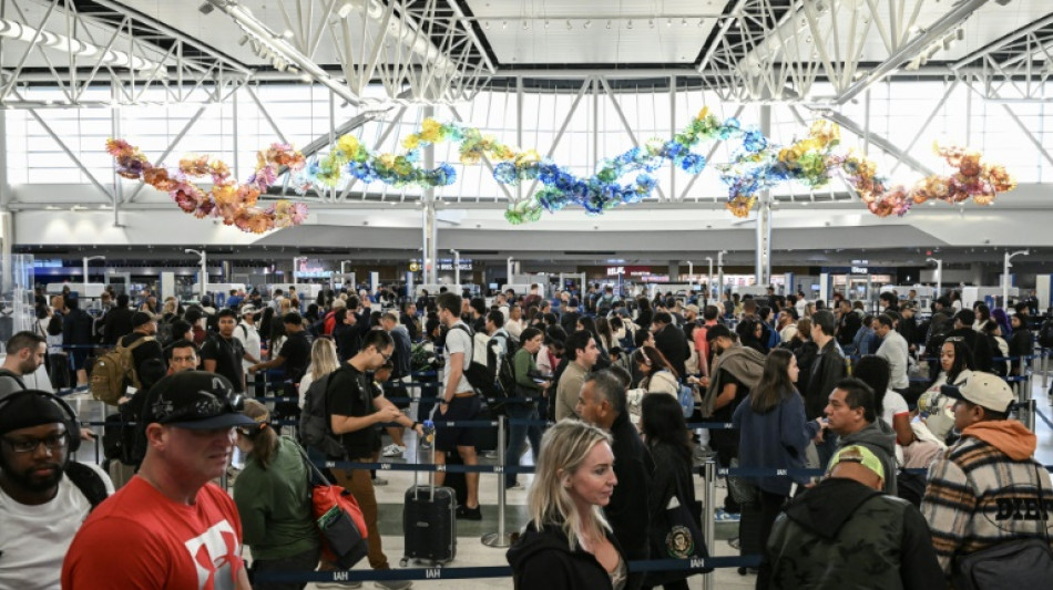 Senado dos EUA dá passo importante para acabar com paralisação orçamentária