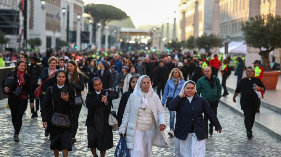Menschenmassen str&ouml;men f&uuml;r Trauermesse f&uuml;r Papst Franziskus auf den Petersplatz