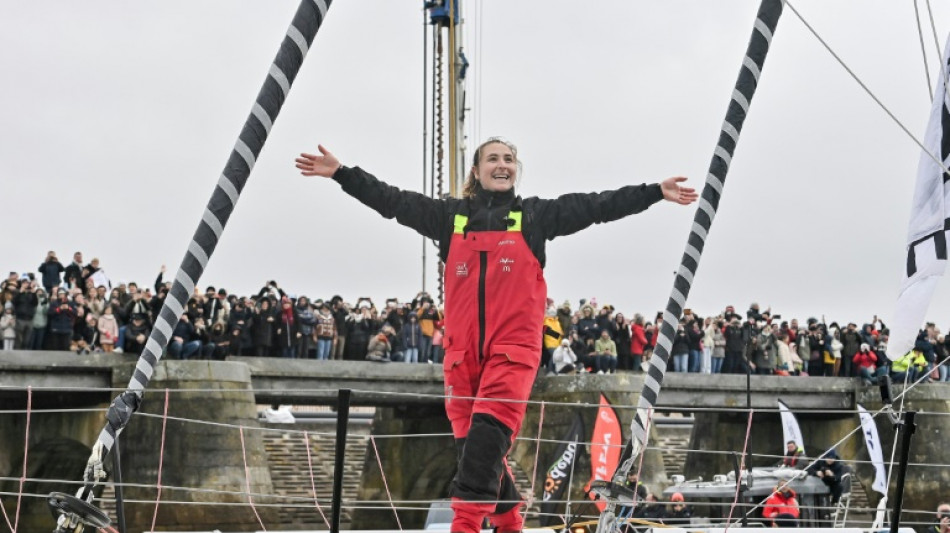 Vend&eacute;e Globe: Violette Dorange, 25e sur l'eau, vedette de l'applaudim&egrave;tre