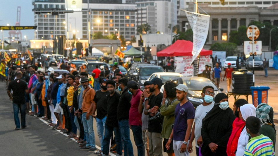 Sri Lanka: ordre de tirer sur les &eacute;meutiers, des manifestants d&eacute;fient le couvre-feu
