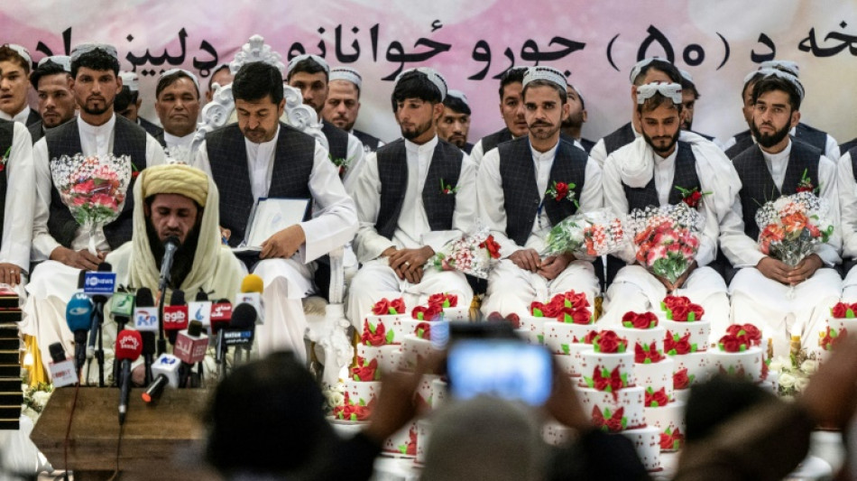 Cerim&ocirc;nias coletivas unem afeg&atilde;os que querem casar gastando menos