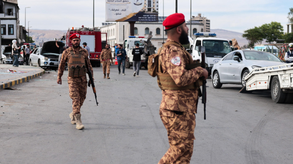 Esplosione in un mini bus vicino Damasco, due morti e 13 feriti