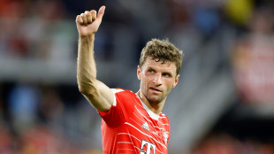 Thomas M&uuml;ller publica foto com cavalo e ironiza rumores sobre sa&iacute;da do Bayern