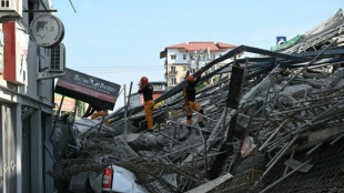 Rescatistas buscan a 20 desaparecidos tras el derrumbe de un edificio en Filipinas