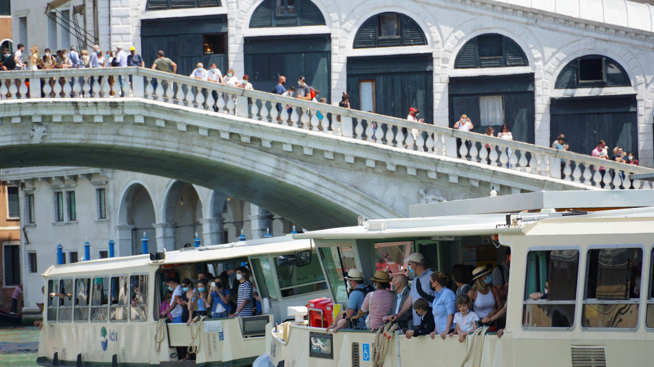 Vaporetto fuori controllo va a sbattere su Ponte di Rialto