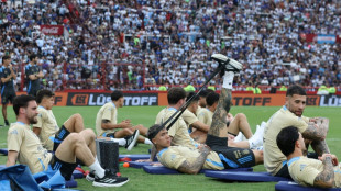 Una multitud disfruta de un amistoso ben&eacute;fico de Argentina, previo al duelo ante Brasil