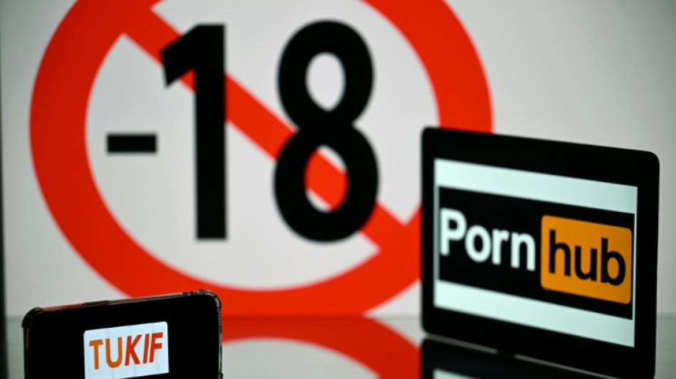 Sites porno: les g&eacute;ants PornHub ou YouPorn d&eacute;sormais soumis &agrave; l'obligation de v&eacute;rifier l'&acirc;ge