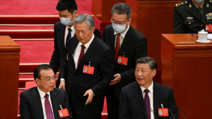 Chine: contre son gr&eacute;, l'ex-pr&eacute;sident Hu Jintao escort&eacute; hors du congr&egrave;s du parti
