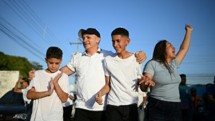 Abra&ccedil;os, alegria e espuma: ex-preso pol&iacute;tico volta para casa ap&oacute;s anistia na Venezuela