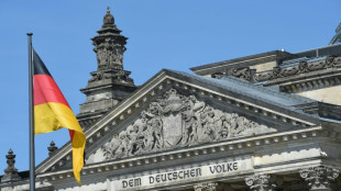 Unionsfraktion schenkt Merz Deutschlandfahne vom Reichstag zum Geburtstag 
