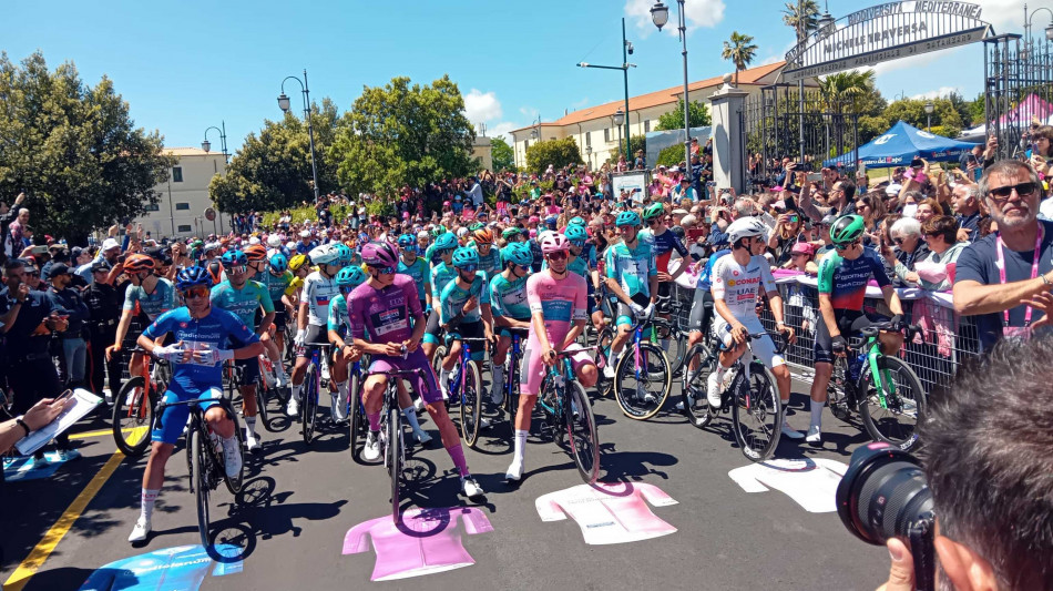 Giro: la quarta tappa &egrave; partita da Catanzaro, una folla al via